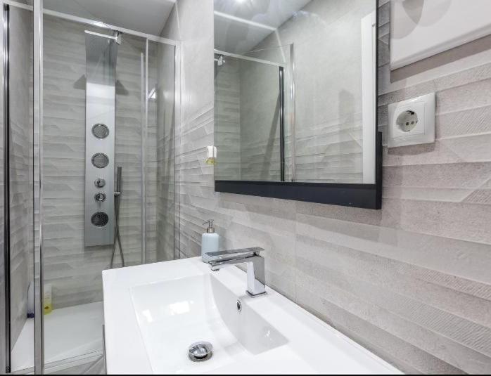 Appartement Nice, Cozy, Fcb Stadium,payment Parking *